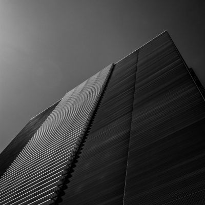 Moderne Architektur mit Farbverlauf im Himmel