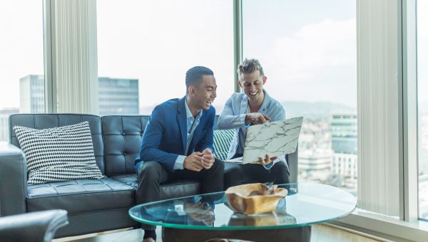 Motivierte Kollegen im Wolkenkratzer