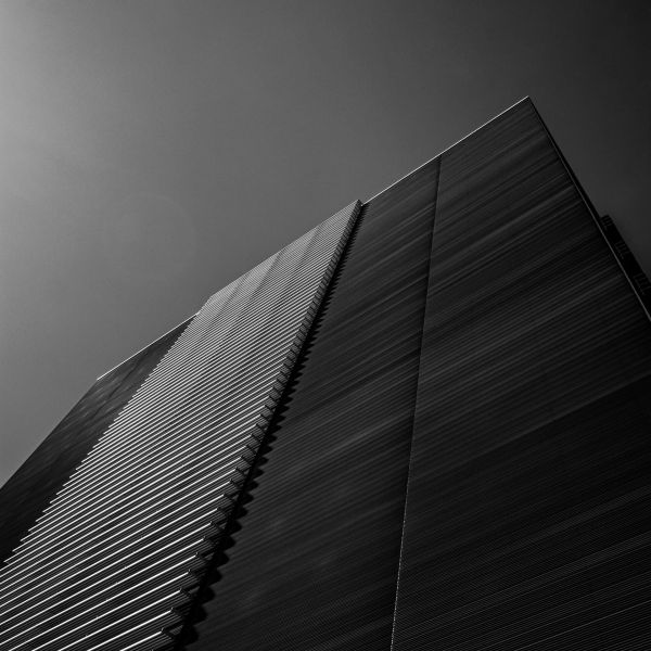 Moderne Architektur mit Farbverlauf im Himmel